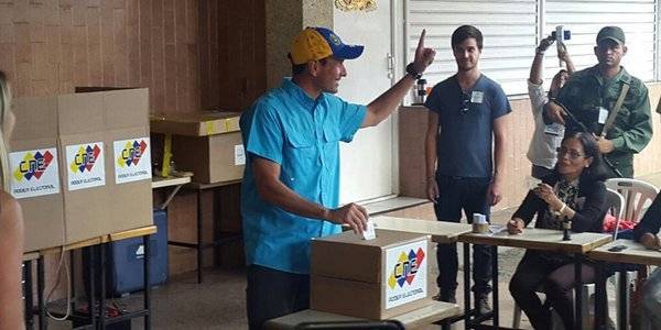 El gobernador de Miranda, Henrique Capriles Radonski, hizo un llamado a no hacerse ecos de rumores de resultados ni de matrices de opinión