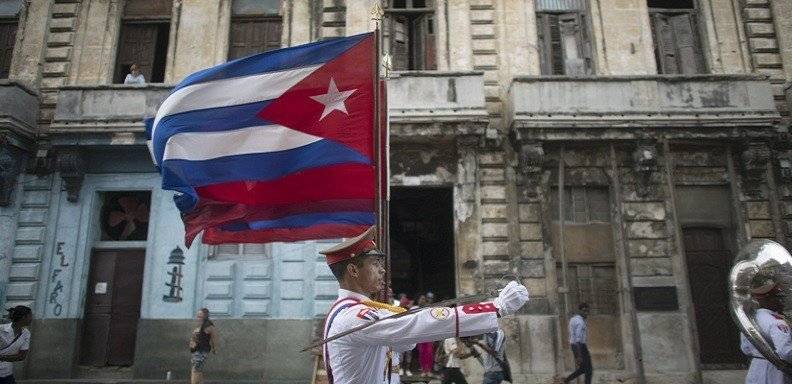 Soldado lleva bandera cubana durante desfiles / Foto: Reuters