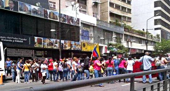 Juan Solano, director de Vigilancia y Transporte Terrestre del municipio Chacao, informó que la protesta de trabajadores tomó los dos sentidos
