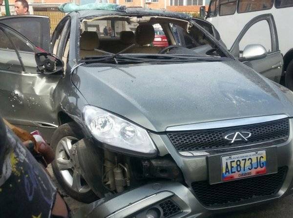 La explosión de una granada dentro de un vehículo dejó dos presuntos delincuentes muertos en Guarenas. Así lo reportó la periodista Vanessa C. Moreno, a través de su cuenta en Twitter @MoreLosada24.
