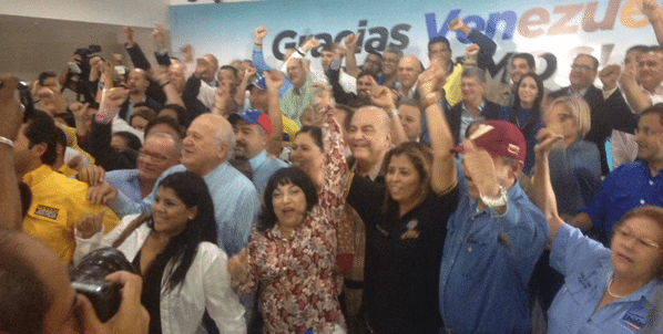 Los 112 diputados que ganaron en las parlamentarias de la Mesa de la Unidad Democrática (MUD) no promoverán la destitución del presidente Nicolás Maduro como primera acción , mientras el mandatario los deje legislar.