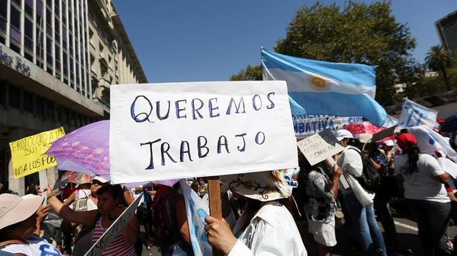 Sindicatos de Argentina contabilizan unos 200.000 despidos en el marco de una inflación que ronda el 40%, atizada por un aumento de tarifas de luz, agua y gas del 700% en promedio