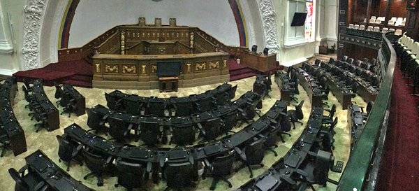 El hemiciclo de sesiones de la Asamblea Nacional (AN) amaneció este 5 de enero sin el cuadro del fallecido expresidente Hugo Chávez.
