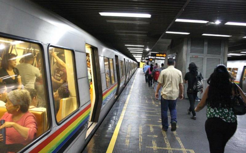 El Metro de Caracas informó a través de su cuenta en Twitter @metro_caracas que la estación Artigas no presta servicios porque un usuario entró a la vía férrea a las 10:43 de la mañana de este viernes.