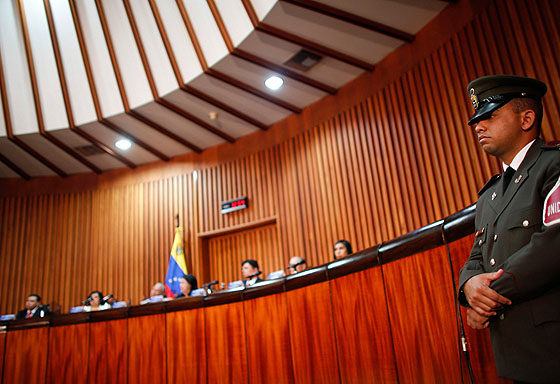 La lucha entre el poder Judicial y el Ejecutivo continúa en Venezuela. La Sala Constitucional el Tribunal Supremo de Justicia (TSJ) publicó una sentencia en la que aprueba la prórroga del decreto de emergencia económica negada por la Asamblea Nacional en la sesión ordinaria de la tarde el jueves.