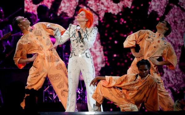 Lady Gaga ilumina con su tributo a David Bowie unos Grammy muy nostálgicos. Foto: Reuters