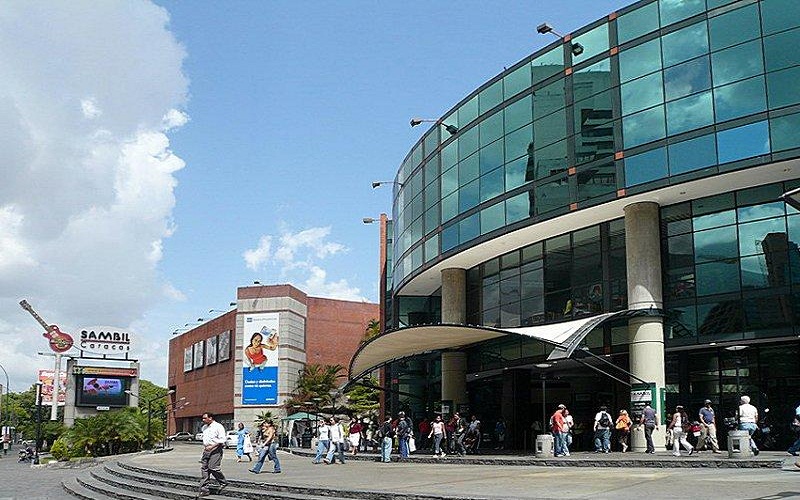 El Ministerio de Energía Eléctrica suspendió las medidas de restricción en el horario de los centros comerciales, informó la Cámara Venezolana de Centros Comerciales, Comerciantes y Afines (Caveceo) a través de un comunicado