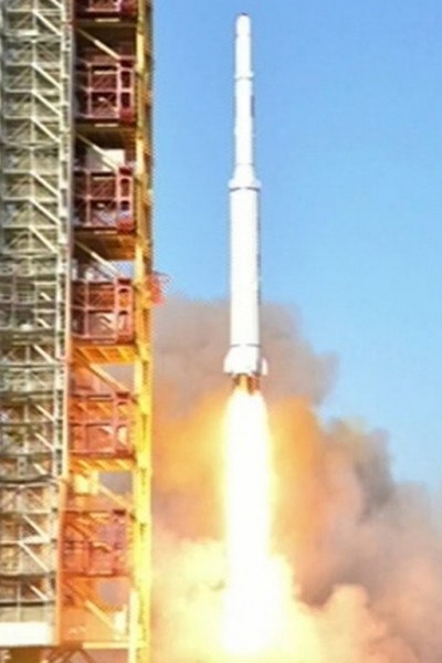 Momento del lanzamiento del cohete Kwangmyong 4, efectuado por Corea del Norte la madrugada del domingo/ Foto: AFP