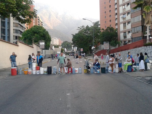 Los vecinos de Los Dos Camino trancaron por segundo día consecutivo la avenida Sucre porque no reciben agua desde hace una semana.
