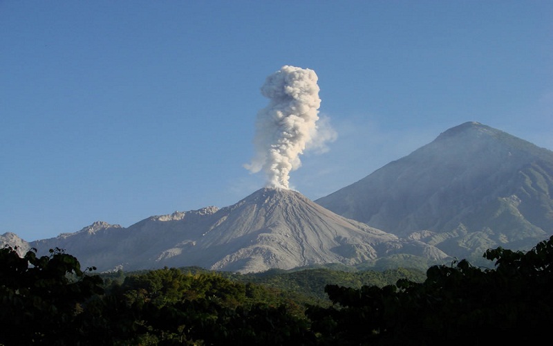 El Santiaguito es junto al de Fuego y Pacaya, el volcán más activo de los 32 que tiene el país centroamericano