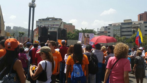 El diputado Freddy Guevara rechazó que la oposición busque la salida del gobierno a través de un golpe
