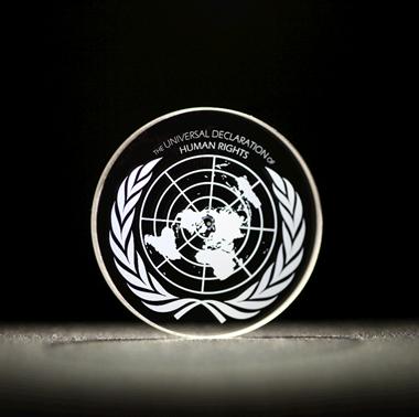 Declaración Universal de los Derechos Humanos grabado en un disco 5D