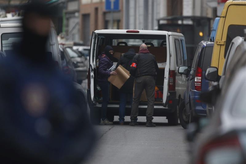 La oficina del fiscal federal belga confirmó este viernes que la policía encontró huellas de Salah Abdeslam , el principal sospechoso de los ataques islamistas de noviembre en París, durante una incursión en un apartamento en Bruselas esta semana .