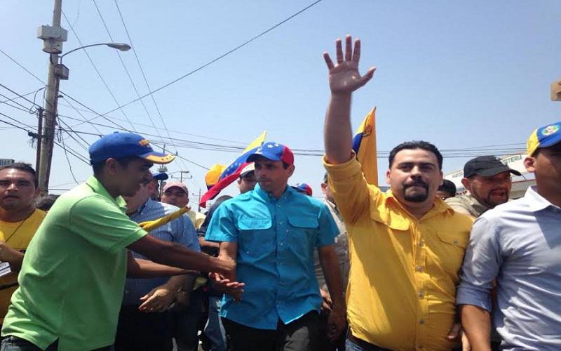 El líder de la Unidad Democrática, Henrique Capriles, recorrió este sábado las calles del municipio Mara en el estado Zulia