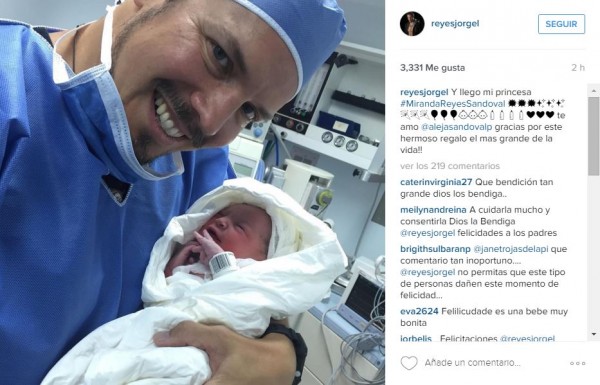 Con esta foto anunció la llegada de su hija. Foto: Instagram