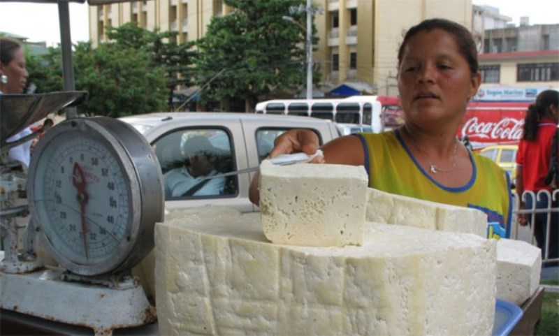 El precio del preciado lácteo se ha elevado a causa de la sequía por la que pasa el país, así como la inflación que se “come” los bolsillos del venezolano