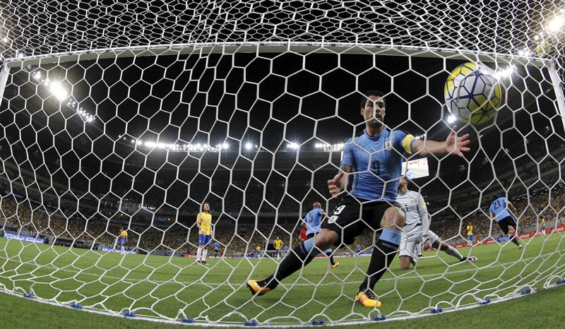 Suárez empató en el minuto 47, en su primer gol después de su sanción de dos años con la selección