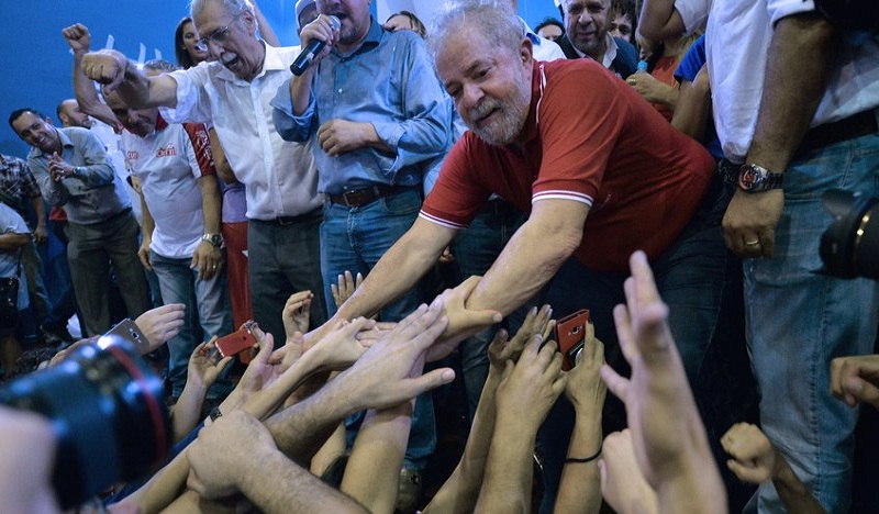 Luiz Inácio Lula da Silva afirmó este viernes que su respuesta a la "ofensa" será hacer política en las calles