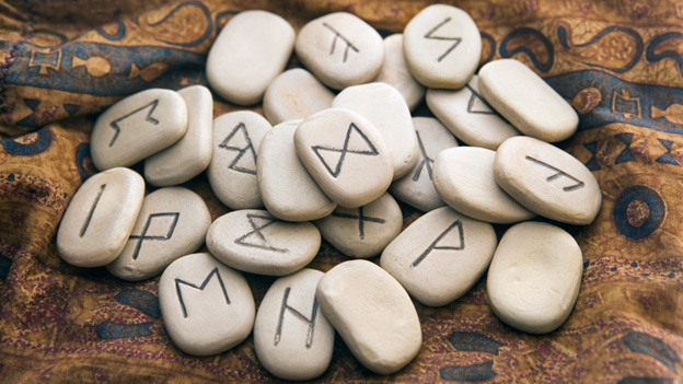 Las runas Aunque siempre han sido más utilizadas para la adivinación, su verdadera función es ayudarnos a conectar nuestro inconsciente