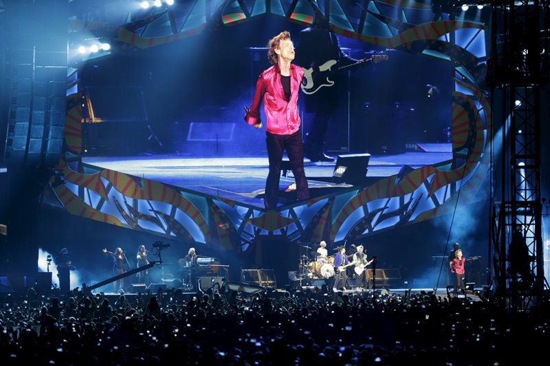 Al inicio del espectáculo, el vocalista y líder de la banda, Mick Jagger, saludó al público en español con un "hola Habana, buenas noches mi gente de Cuba".