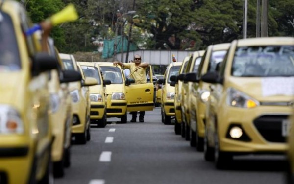 Docenas de taxistas protestan exigiendo la salida de la aplicación tecnológica Uber. EFE/Archivo