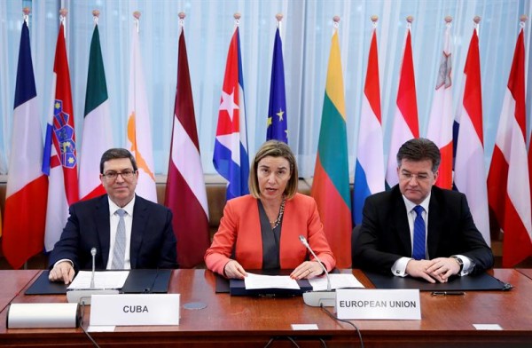 De izquierda a derecha: Canciller Bruno Rodríguez, Federica Mogherini y el ministro de Asuntos Exteriores español, Alfonso Dastis, quien sirvó como mediador/ Foto: EFE