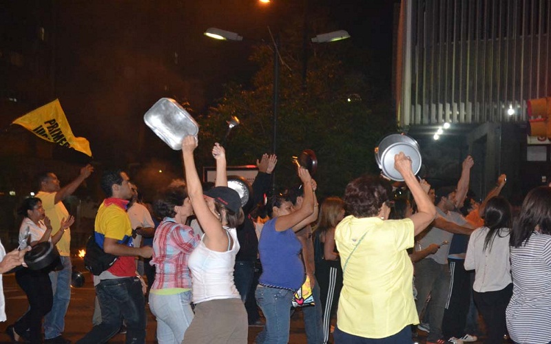 Los vecinos de la zona protestaron con cacerolas la presencia de Maduro