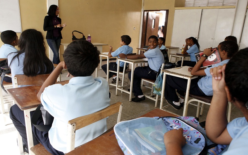 Maestros en su día enfrentan retos como la escasez y violencia