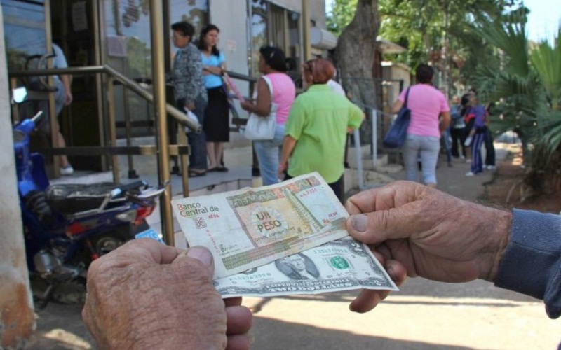Cuba planea la eliminación del impuesto al dólar