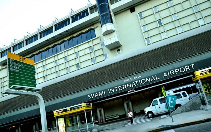 Funcionarios del aeropuerto dijeron que la policía examinó un equipaje abandonado que levantó sospechas