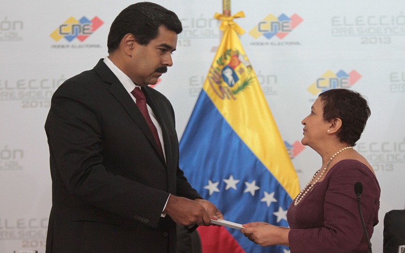 Ex rectores y ex directores del Consejo Nacional Electoral exigieron este viernes a Tibisay Lucena, a través de una carta, que publique la partida de nacimiento del presidente Nicolás Maduro