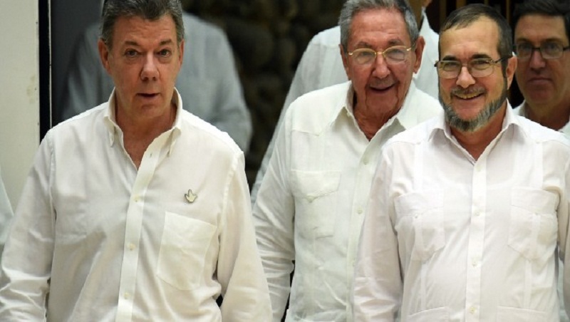 Santos y el líder de las FARC, Timoleón Jiménez, “Timochenko”, anunciaron con bombos y platillos el 23 de septiembre pasado un plazo máximo de seis meses para alcanzar un pacto final en un histórico encuentro en La Habana