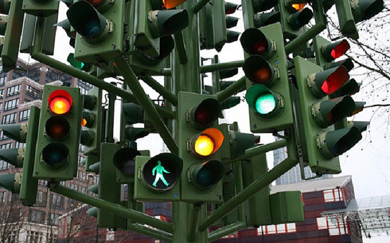 Los semáforos aunque fueron creados para facilitar el tránsito de carros y personas, hay muchos factores alrededor de ellos que suelen crear más caos