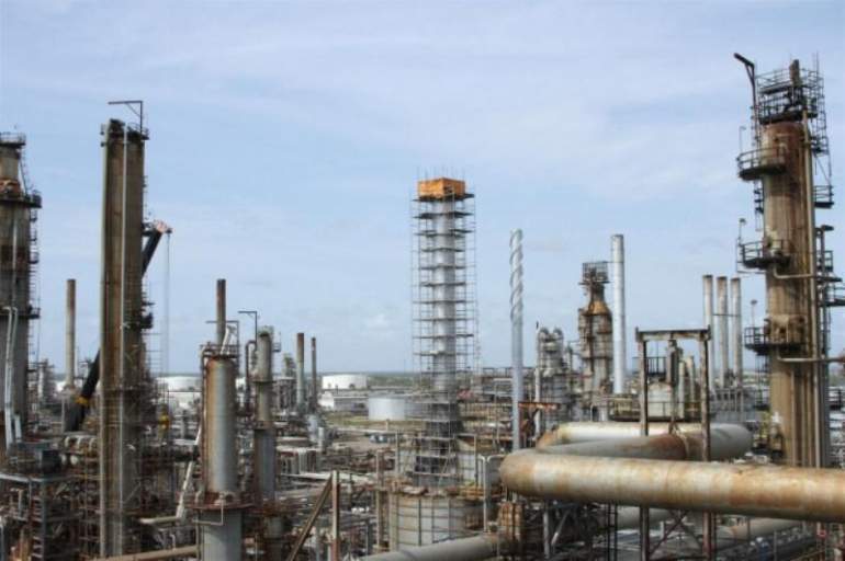 La refinería, con capacidad para procesar 645.000 barriles por día (bpd) de crudo, se encuentra operando en alrededor de 335.000 barriles