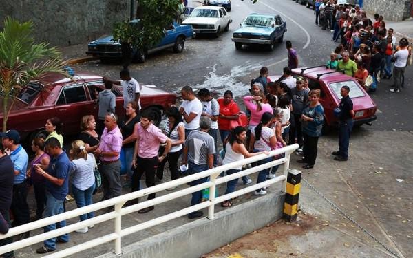 Vecinos de la parroquia El Cafetal y otras zonas de Caracas hacen cola en el plan Suárez de Caurimare para adquirir productos de primera necesidad
