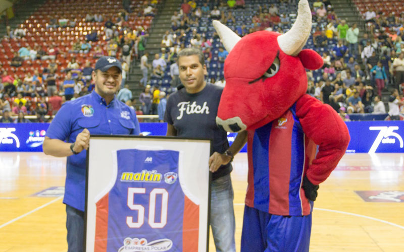 Trotamundos de Carabobo y Toros de Aragua rindieron homenaje a Empresas Polar