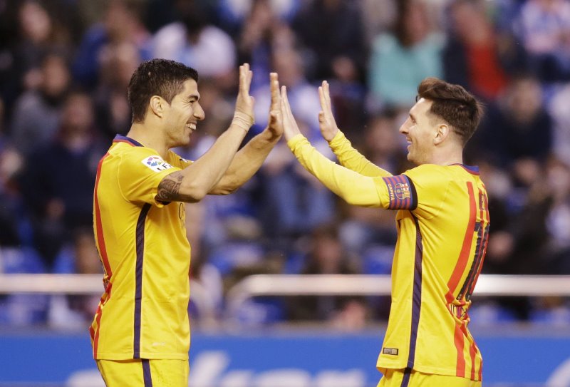Los azulgranas golearon este miércoles 8-0 al Deportivo de La Coruña con cuatro goles de Luis Suárez, un resultado que los mantiene en lo más alto del campeonato español