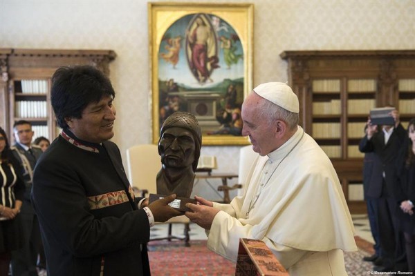 El presidente Morales intercambió regalos con el Papa Francisco, durante una audiencia privada/ Foto: EFE