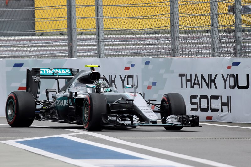 Una avería en el coche de su compañero de equipo, el británico Lewis Hamilton, antes de la tercera y última ronda, que no pudo disputar, permitió a Rosberg luchar sólo contra sí mismo / Foto: Reuters