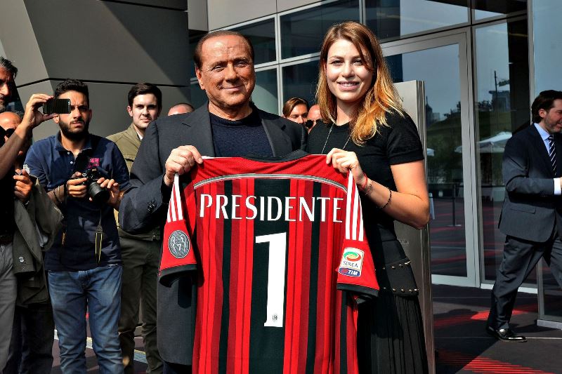 Silvio Berlusconi ha estado por más de un año buscando un comprador para que se quede con una participación minoritaria del club / Foto: