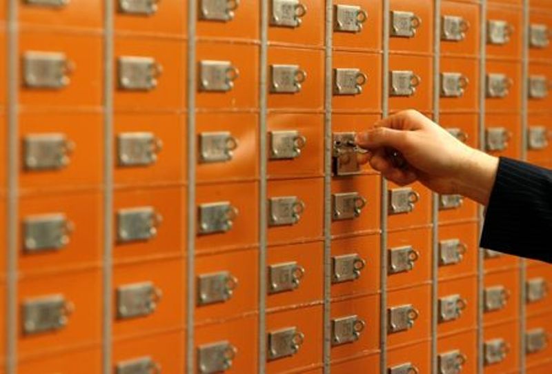 En la imagen de archivo, un empleado examina una caja de seguridad en la bóveda de un banco suizo en Basilea, el 21 de enero de 2009. Suiza está incrementando el escrutinio de sus bancos en respuesta a los "Papeles de Panamá", que han provocado indignación mundial por acusaciones de evasión tributaria. REUTERS/Arnd Wiegmann