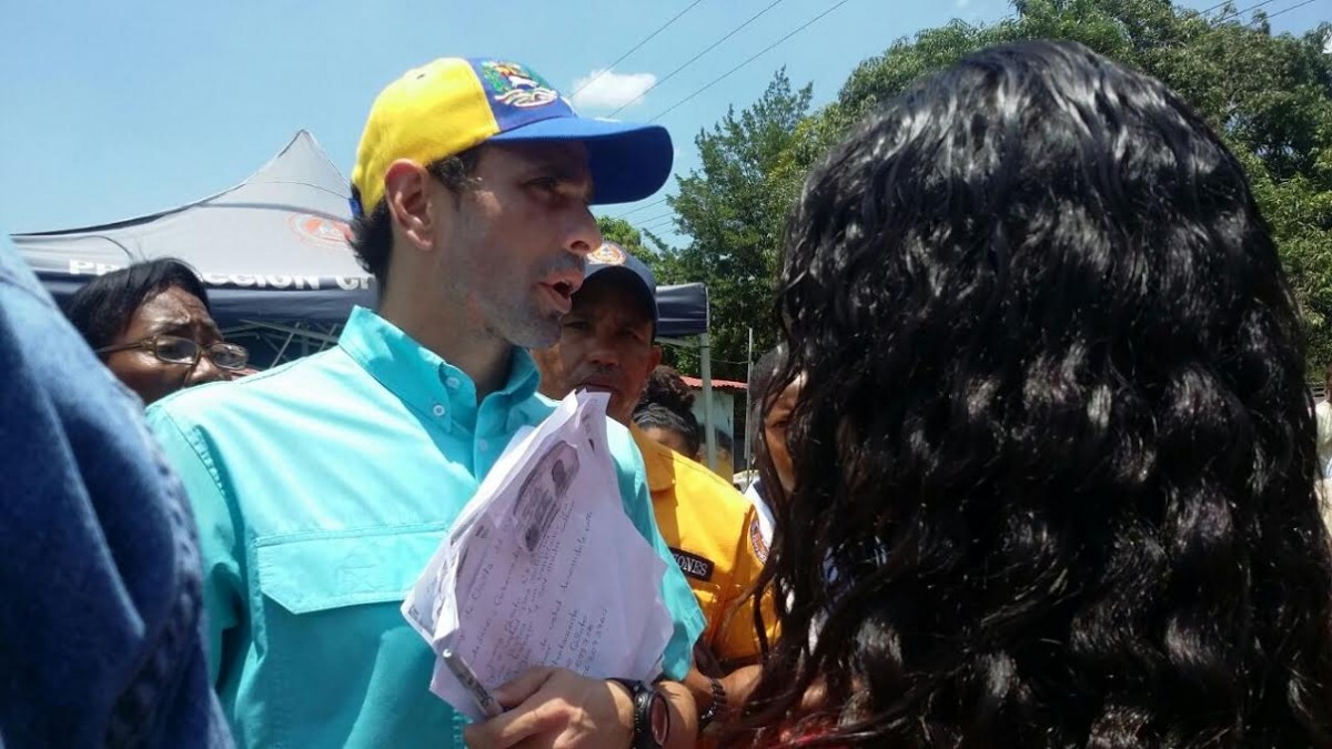 Capriles aseguró que oposición recogió firmas que exige el CNE para