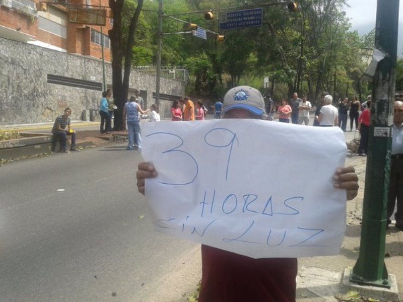Con pancartas y gritos, ciudadanos mostraron en una concentración llevada a cabo en la avenida Sanz su descontento por la situación que ha producido la ausencia de luz y agua por más de 39 horas en la zona.