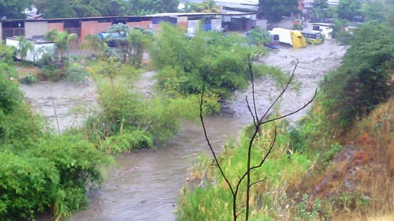 Se desbordó el río Guarenas / Foto @RCTVenlinea