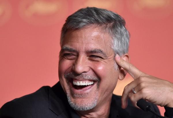 Buen humor mostró Clooney durante su aparición este jueves en Cannes 2016 . Foto: AFP