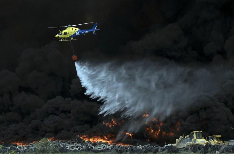 El incendio se inició la noche del jueves al viernes en el vertedero de neumáticos más grande de España, según la prensa, con una superficie de 10 hectáreas