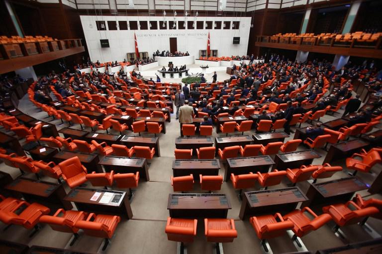 En una votación secreta, el texto obtuvo 376 votos favorables de los 550 diputados, anunció el presidente del parlamento turco, Ismail Kahraman