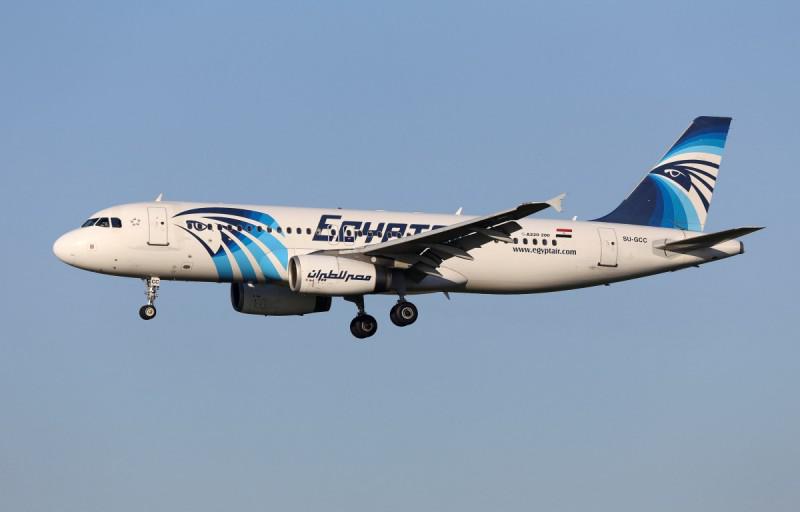 Se está procediendo a recuperar los restos hallados del Airbus A-320 de Egyptair y continúan las labores de búsqueda en el mediterráneo