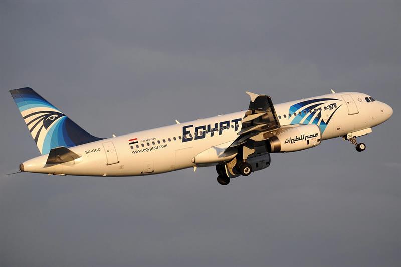 El ministro griego de Defensa, Panos Kamenos, explicó que el avión desaparecido con 66 personas a bordo descendió dentro del espacio aéreo egipcio
