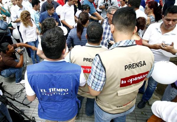 Otros tres reporteros que también llegaron a la región montañosa y selvática para cubrir la situación de Hernández aparecieron sanos y salvos el lunes en la noche